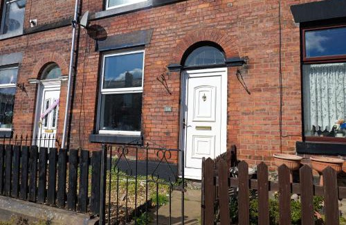 Bury House | Modern Bury Retreat - Free Parking, Easy Manchester Access
