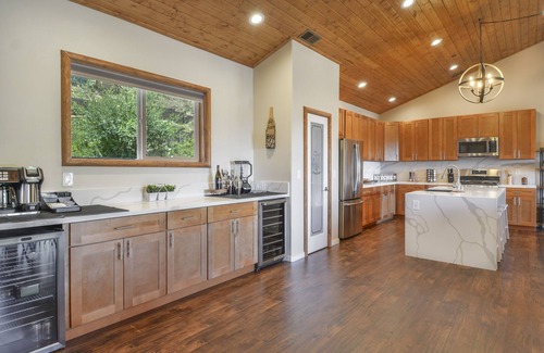 Lake Arrowhead House | Modern Cabin An Endless View! + Game Room