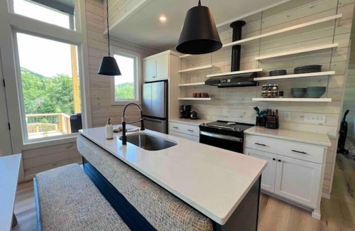 Clayton House | Modern Cabin for 8,w/Hot Tub+mtn view+1m from downtown Clayton, Outdoor Space