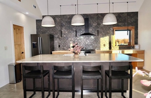 Murdock House | Modern Cabin Hideaway Private Pool + Hot Tub