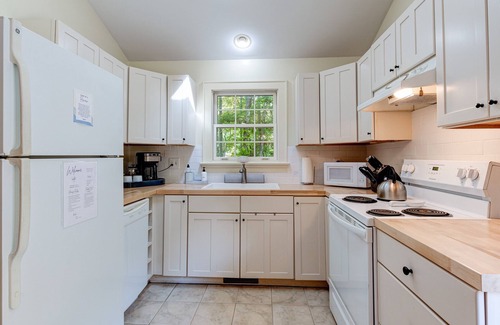 Fairview Cabin | Modern Cabin: Hot Tub & Sauna - 25 to AVL - Fireplace, Porch Swings & Privacy
