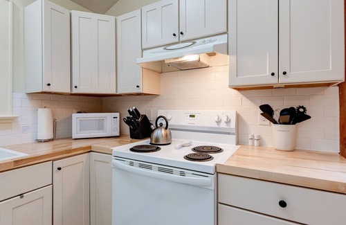 Fairview Cabin | Modern Cabin: Hot Tub & Sauna - 25 to AVL - Fireplace, Porch Swings & Privacy