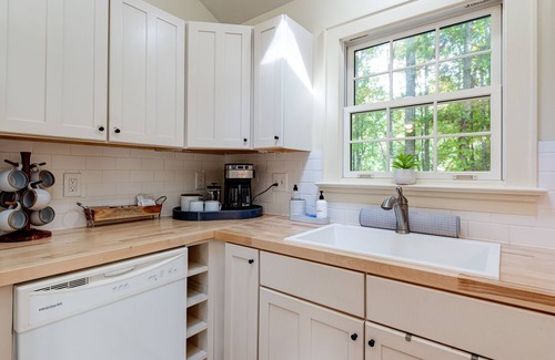 Fairview Cabin | Modern Cabin: Hot Tub & Sauna - 25 to AVL - Fireplace, Porch Swings & Privacy