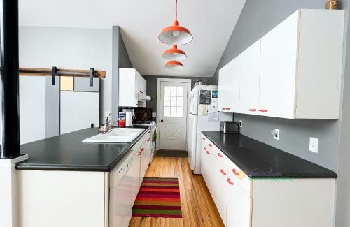 Lake Township House | Modern cabin on 40 acres. Near Honor. A/C. Pet ok.