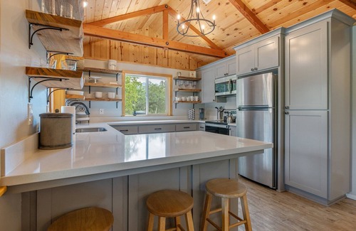 Springville House | Modern Cabin on Private Lake: Gateway to the Sequoias