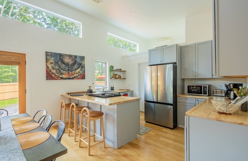 Saugerties House | Modern Cabin Retreat Private Pool & Hot Tub Close to HITS Saugerties 3BR