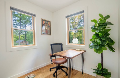Saugerties House | Modern Cabin Retreat Private Pool & Hot Tub Close to HITS Saugerties 3BR