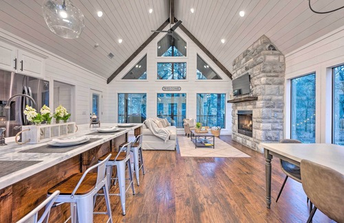 Broken Bow Cabin | Modern Cabin w/Hot Tub: 1 Mi from Hochatown!