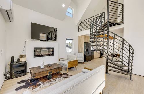 Big Bear Cabin | Modern Cabin w/Hot Tub 5 Mi to Big Bear Lake!