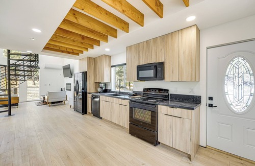 Big Bear Cabin | Modern Cabin w/Hot Tub 5 Mi to Big Bear Lake!
