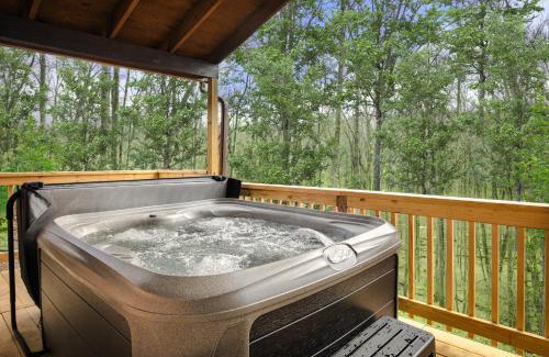 Sleepy Hollow Ski Chalet | Modern Cabin w Hot Tub, Wifi & Huge Deck!