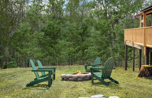 Sleepy Hollow Ski Chalet | Modern Cabin w Hot Tub, Wifi & Huge Deck!