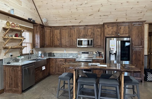 Rising Fawn Cabin | Modern Cabin w/Hot Tub, Fire Pit, Private; 2 miles to Cloudland Canyon, Hiking, McLemore Golf