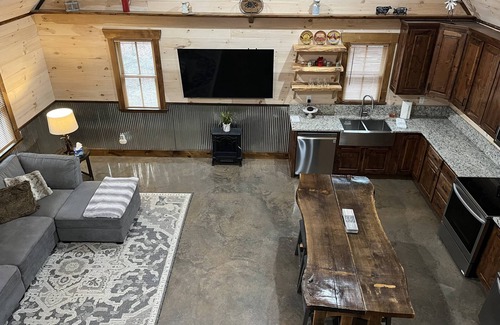 Rising Fawn Cabin | Modern Cabin w/Hot Tub, Fire Pit, Private; 2 miles to Cloudland Canyon, Hiking, McLemore Golf