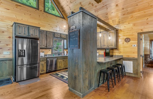 Morganton Cabin | Modern cabin with private hot tub, screened deck, gas fireplace, & central AC