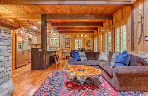 Welches House | Modern Cabin with Valley Views Private Hot Tub, Deck, Free WiFi, Cable