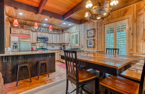 Welches House | Modern Cabin with Valley Views Private Hot Tub, Deck, Free WiFi, Cable