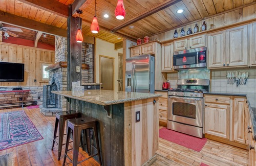 Welches House | Modern Cabin with Valley Views Private Hot Tub, Deck, Free WiFi, Cable