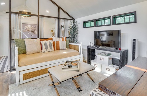 Camden Apartment | Modern Camden Villa w/ Deck, Near Tennessee River