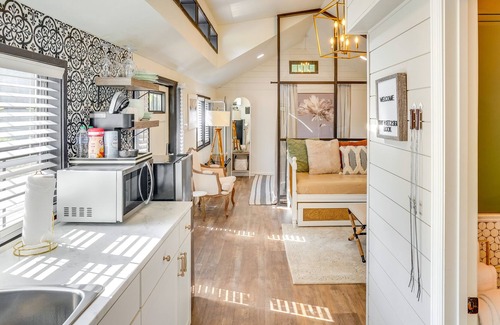 Camden Apartment | Modern Camden Villa w/ Deck, Near Tennessee River