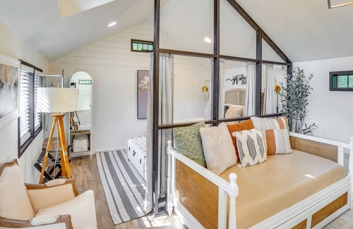 Camden Apartment | Modern Camden Villa w/ Deck, Near Tennessee River