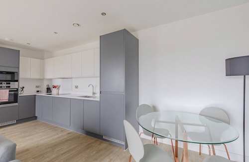 Stratford Apartment | Modern Canal-Side 1BD Flat, Heart of Hackney
