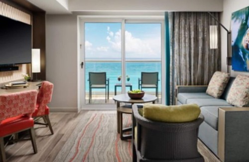 Zona Hotelera Resort | Modern Cancun resort with comfy home feel at the edge of beach and pool living.