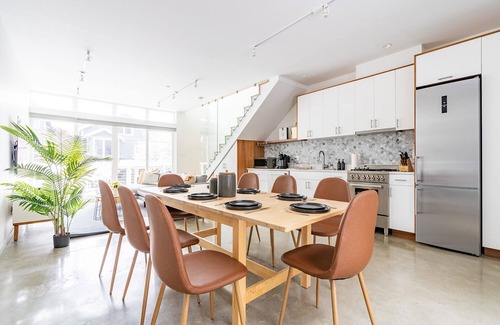 Broadway House | Modern Cap Hill Townhouse w/Rooftop Deck