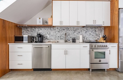 Broadway House | Modern Cap Hill Townhouse w/Rooftop Deck