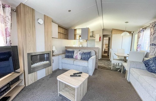 Corton House | Modern caravan with decking at Azure Seas along the Suffolk coast ref 32065AZ