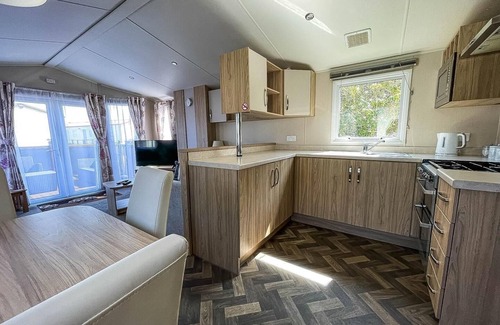 Corton House | Modern caravan with decking at Azure Seas along the Suffolk coast ref 32065AZ