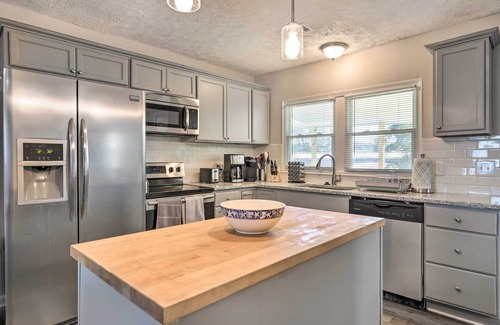 Carrollton House | Modern Carrollton Home w/ Deck - Pets Welcome