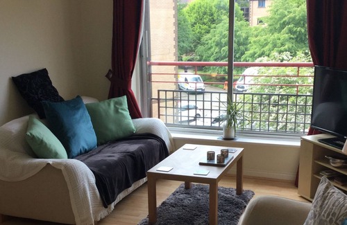 Tradeston Apartment | Modern Central 2 Bed Riverview Apartment free parking near cop 26 short walk
