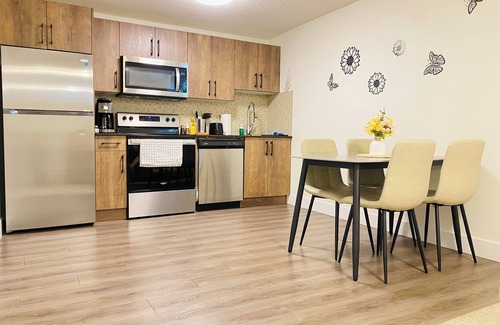Jasper Place House | *Modern*Central Location*Cozy Guest Suite*Sleep 4