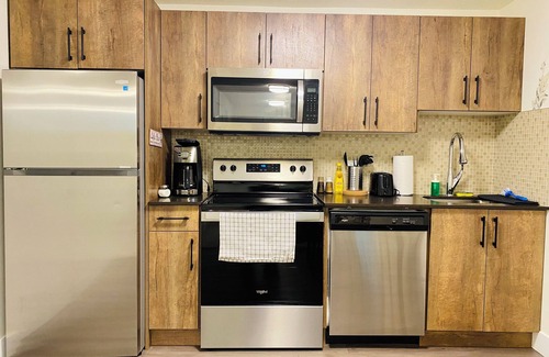 Jasper Place House | *Modern*Central Location*Cozy Guest Suite*Sleep 4