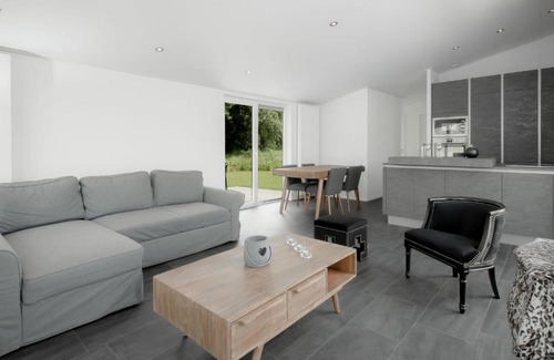 Wemeldinge House | Modern chalet at the edge of a forest near the Oosterschelde