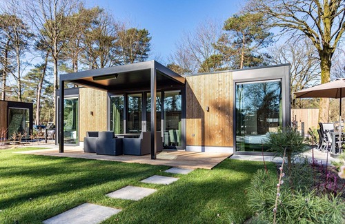 Garderen Ski Chalet | Modern chalet with sun shower