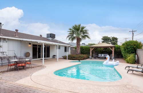 Cox Heights House | MODERN CHARM - 6 MINS TO OLD TOWN - PRIVATE OASIS
