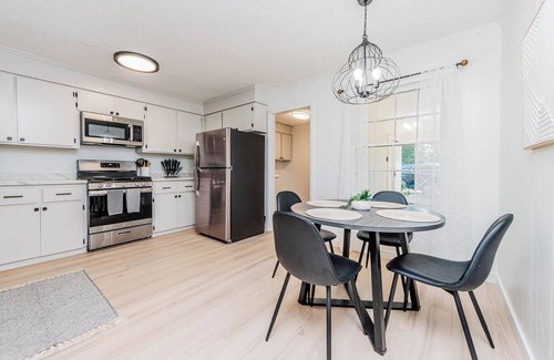 Perry House | Modern Charm at The Jade House, Fenced Yard, Fast Wifi