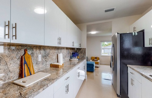 Gladeview House | Modern charmer with wood fireplace, central location, & AC