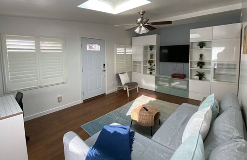 Corridor House | Modern + Chic 2/2 Full House