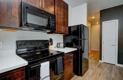 Fountain Square Apartment | Modern Chic 2 BR w Free Garage Parking by Stay Gia