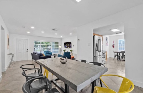 North Lauderdale House | Modern & Chic 3-bedroom Pool Home