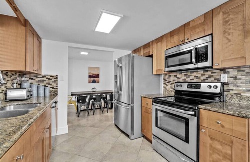North Lauderdale House | Modern & Chic 3-bedroom Pool Home