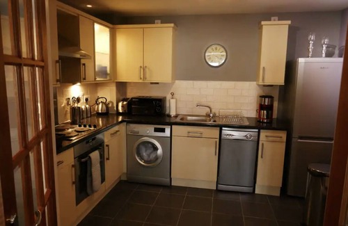Leith Apartment | Modern Chic Apartment W/free Parking, gym and lift access