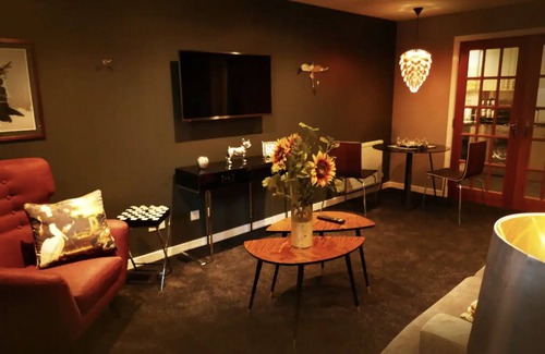 Leith Apartment | Modern Chic Apartment W/free Parking, gym and lift access