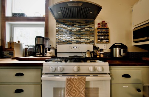 Mineral Cabin | Modern-Chic Cabin. 10 miles to Lassen! Snowshoes, EV Charging.