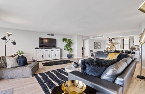 Venice Condo | Modern, Chic Marina Retreat w/Gorgeous City Views | Office Space w/Wifi
