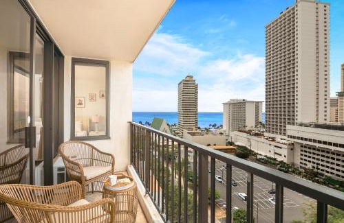 Waikiki Apartment | Modern & Chic Ocean View Waikiki Beach with Parking!
