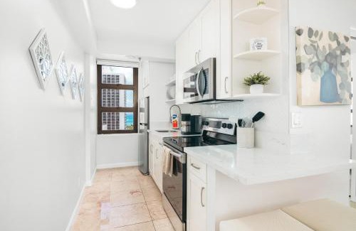 Waikiki Apartment | Modern & Chic Ocean View Waikiki Beach with Parking!